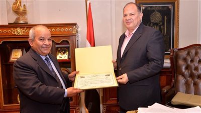 محافظ أسيوط يكرم رئيس الإدارة المركزية للري بالمحافظة لبلوغه سن المعاش