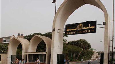 رئيس جامعة أسيوط يُعلن افتتاحه لنظام التعقيم المركزي