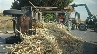 إغلاق طريق (مصر/أسوان) الزراعي بسبب انقلاب مقطورة محملة بالقصب