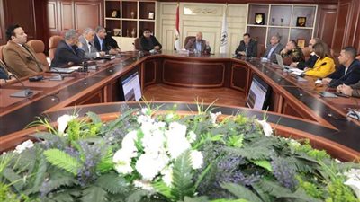 محافظ بني سويف يراجع التصميم النهائي لتطوير كورنيش النيل