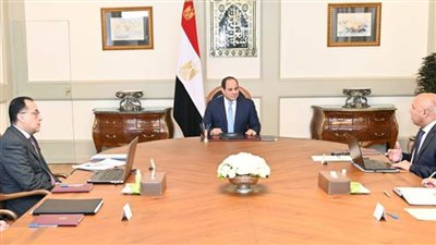 الرئيس السيسي يوجه بإنشاء كافة الخدمات على الطرق الجديدة قبل افتتاحها
