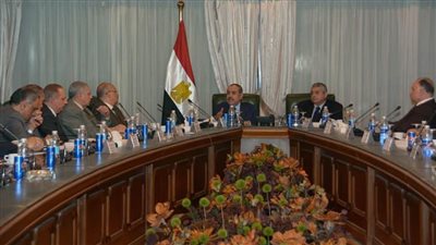 وزير الطيران يوجه بتقديم كافة التسهيلات اللازمة لسفر وعودة المصريين والأجانب 