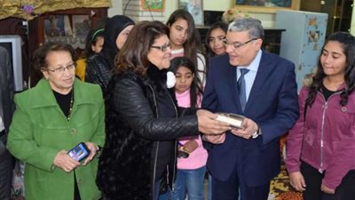 محافظ المنيا يهنئ أطفال 