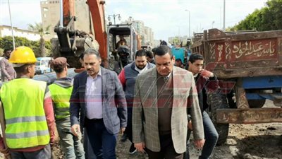 محافظ البحيرة يتفقد أعمال إحلال وتجديد الصرف الصحي بدمنهور