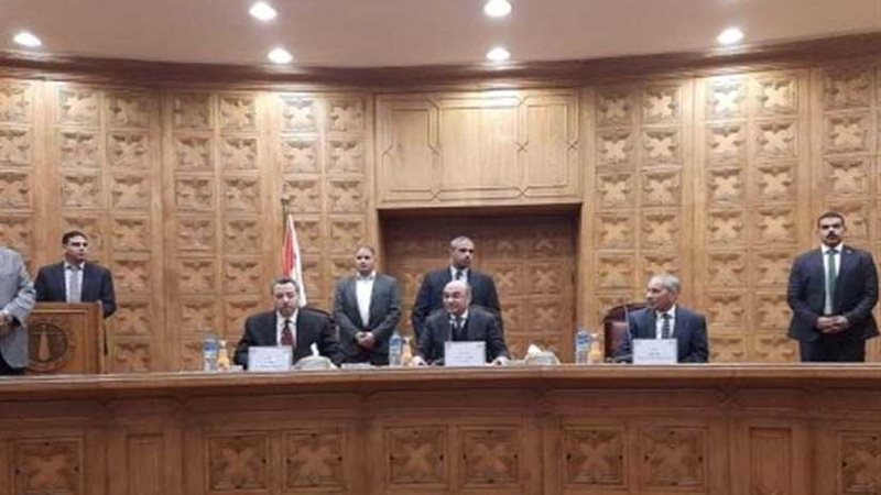 1102 موظف يؤدون اليمين