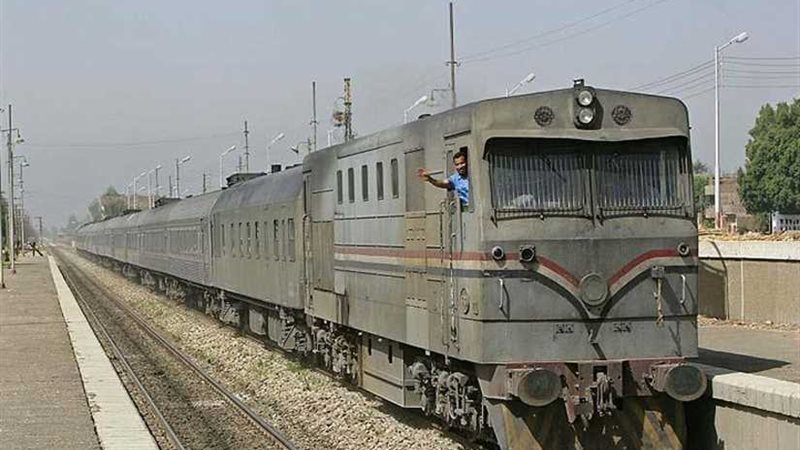 أمين شرطة يوقف قطارًا