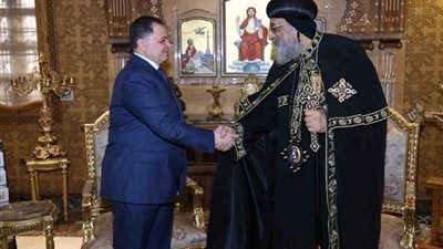 وزير الداخلية يزور البابا تواضروس ويهنئه بعيد الميلاد