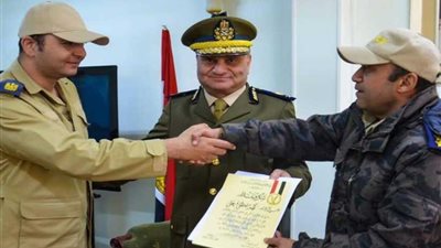 أمن أسيوط يكرم ضابطًا لتفانيه في العمل