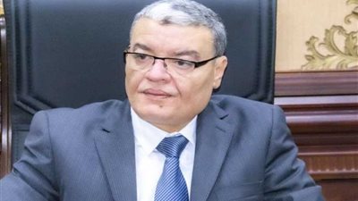 محافظ المنيا يتفقد موقع سقوط سيارة من اعلي كوبري النيل