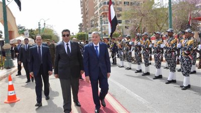 محافظ المنيا يضع إكليلًا من الزهور على النصب التذكاري