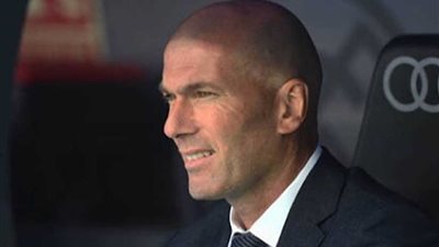 زيدان يلتقط صورا مع جمهور ريال مدريد بالسعودية قبيل نصف نهائي كأس السوبر الإسباني