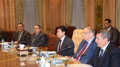 وزيرا الإنتاج الحربي والرياضة يجتمعان مع مجلس إدارة مصنع النجيل الصناعي