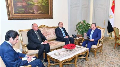 نشاط الرئيس السيسي أمس يتصدر اهتمامات صحف القاهرة