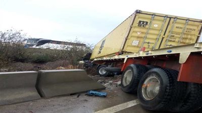 عاجل.. تصادم سيارتي نقل ثقيل بالدائري واشتعال ملاكي