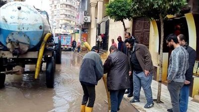 طقس سيء يضرب الدقهلية.. وكسح مياه الأمطار من الشوارع