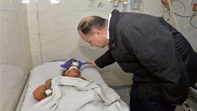 محافظ أسيوط يزور الطفلة 