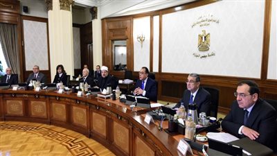 موجز الرابعة: الحكومة تغلق 8 أنشطة تجارية.. والبورصة تتعافى وتربح 30 مليار جنيه