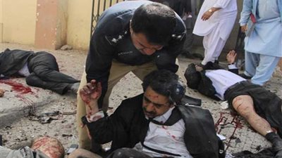 مقتل 13 شخصا بينهم ضابط شرطة بتفجيرمسجد بـ