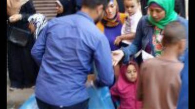 توزيع مطهرات وأدوات تعقيم وكمامات بالمجان على أهالي الإسكندرية