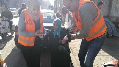 إنقاذ مسنة تعيش على رصيف المترو