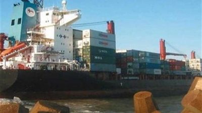 الجيش الليبي يأمر بإيقاف حركة السفن إلى ميناءي مصراتة والخمس