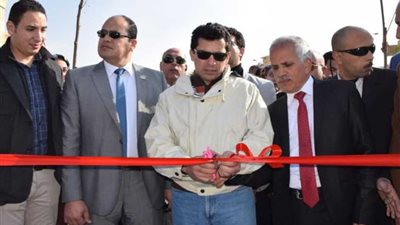 أشرف صبحي يتفقد مركز شباب التجمع الأول