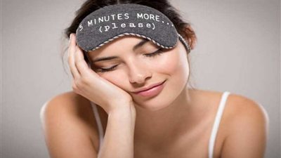 8 طرق للعناية بالبشرة لتجعل عينيك تبدو شابة