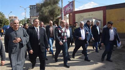 محافظ بني سويف يتفقد منشآت صحية وخدمية بالفشن