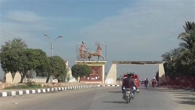 الأجهزة الأمنية تفض سوق قرية 