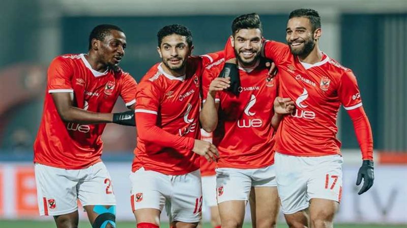 الأهلي بزيه الأحمر