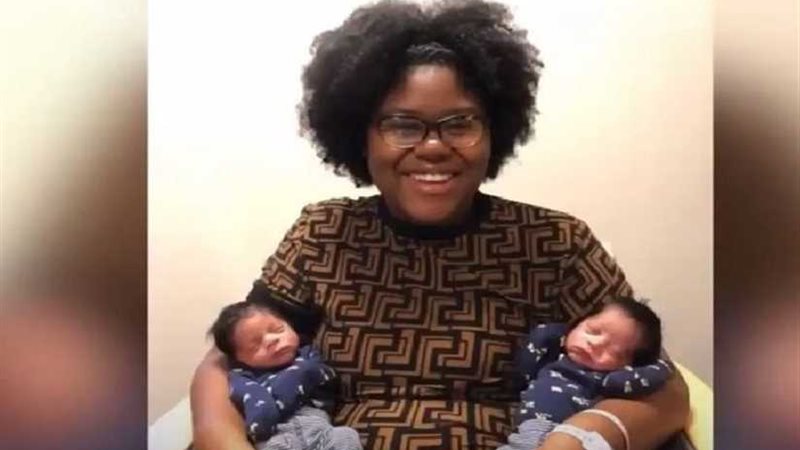 سيدة تضع توأمين مرتين