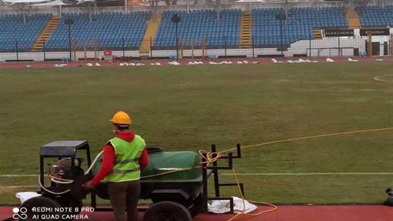 صيانة أرضية ملعب