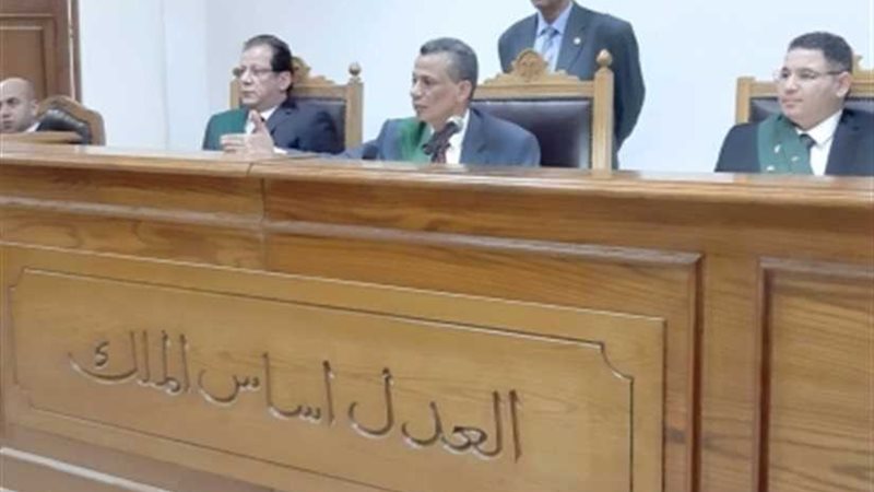إعادة محاكمة 4 متهمين