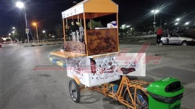  عجلة مأكولات متنقلة تحمل صندوقًا لإلقاء المخلفات  