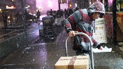 أمريكا.. العواصف تقتل 10 وتقطع الكهرباء عن مئات الآلاف