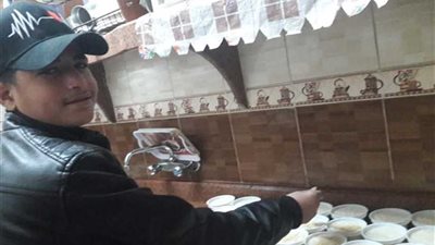 توزيع أرز بلبن على الطلاب في الامتحان (صور)