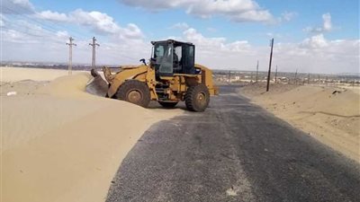 بعد رفع الكثبان الرملية إعادة فتح طريق جنوب المنيا