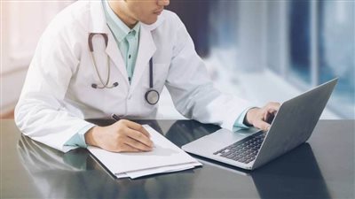 أطباء مصريون في الكويت يدشنون (طبيبك معاك.. خليك بالبيت)