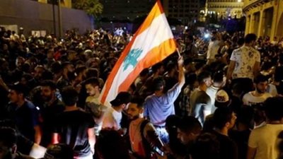 المتظاهرون اللبنانيون يحتشدون أمام البرلمان