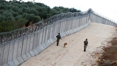 الصهاينة يعزلون 8 آلاف مواطن خلف 