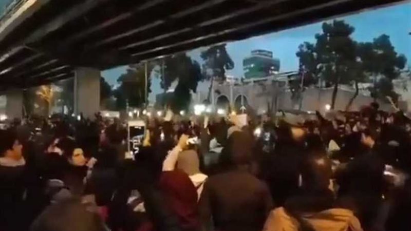 محتجو إيران على إسقاط