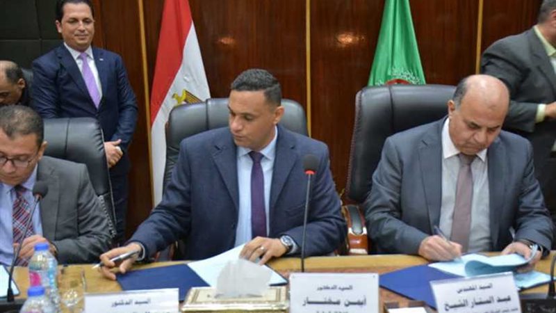 محافظ الدقهلية يوقع