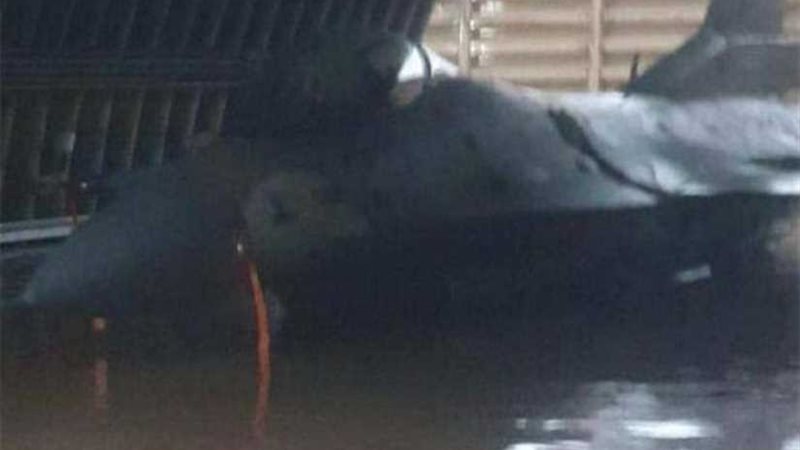 الأمطار تغرق مقاتلات