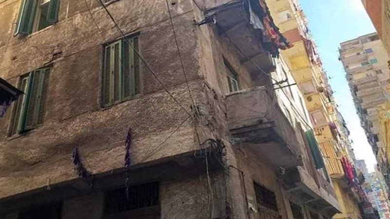 سقوط أجزاء من عقارين