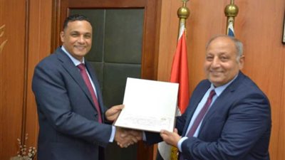 محافظ الدقهلية يكرم منقذي المخطوطات التاريخية أثناء احتراق دار الكتب