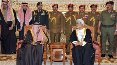 خادم الحرمين الشريفين يؤدي واجب العزاء في وفاة السلطان قابوس