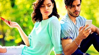 ٦ أشياء يجب التحقق منها قبل مشاركة علاقتك على السوشيال ميديا