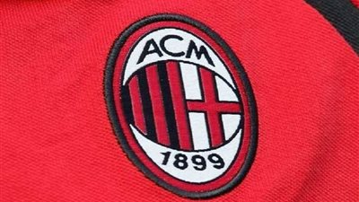 رابع أغنى رجل في العالم يقترب من شراء