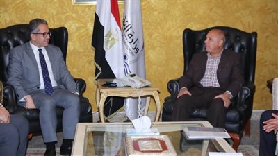 قطارات نوم سياحية بين الأقصر والغردقة.. تعرف على تفاصيل اجتماع الوزير والعناني