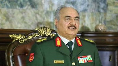 مصدر مقرب من حفتر: احتمال الحرب قائم بقوة